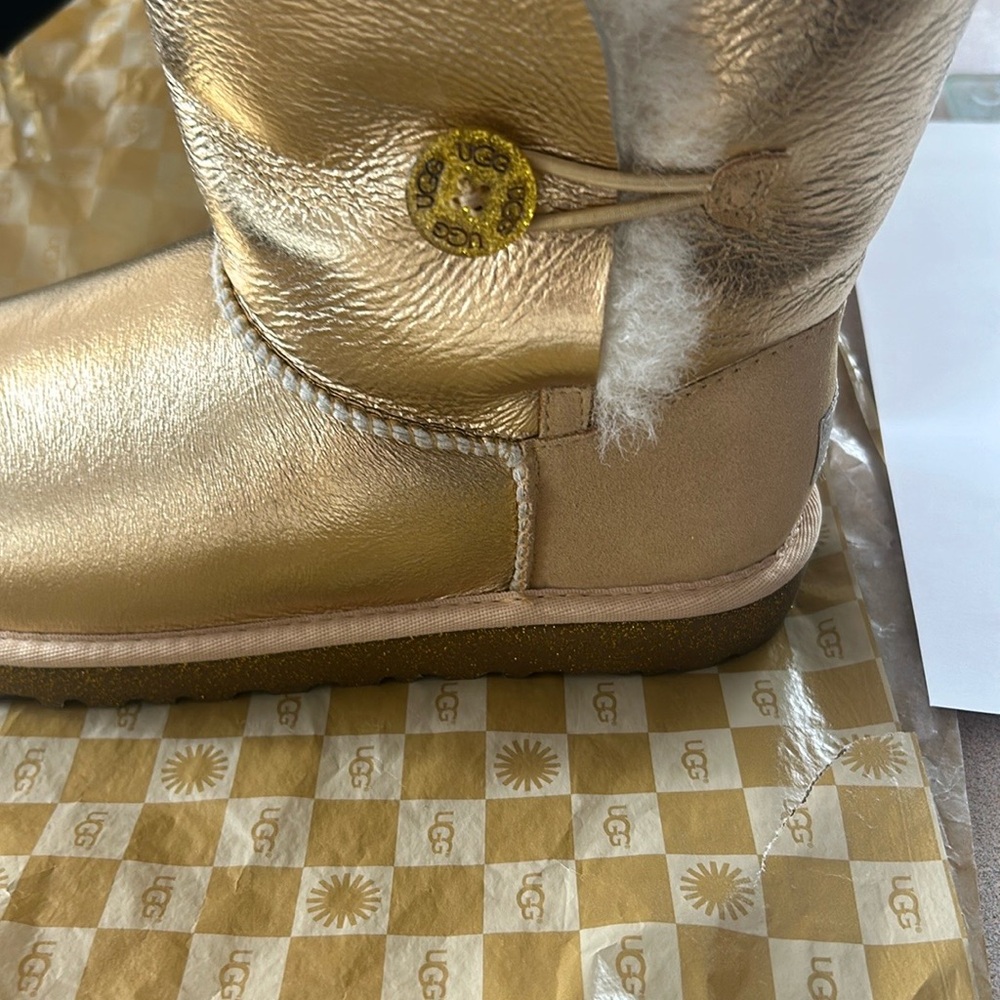 Beautiful UGG boots brand new very nice colour